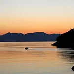 Nyaraló Old Fisherman's House W 3bd, Balcony And Terrace By The Sea