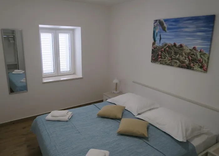 Old Fisherman's House W 3bd, Balcony And Terrace By The Sea Oskorusno