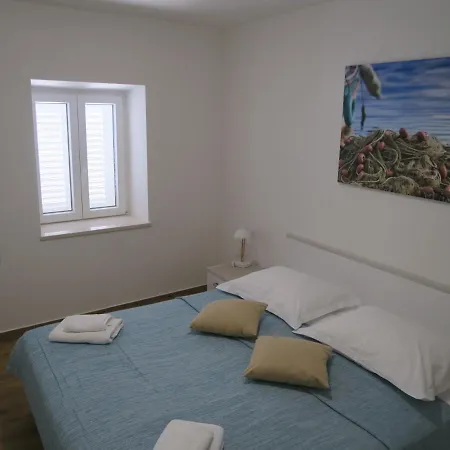 Old Fisherman's House W 3bd, Balcony And Terrace By The Sea Oskorusno