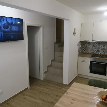 Old Fisherman's House W 3bd, Balcony And Terrace By The Sea * Oskorusno