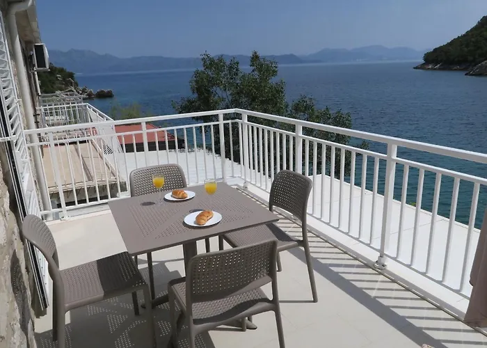 Old Fisherman's House W 3bd, Balcony And Terrace By The Sea * Oskorusno