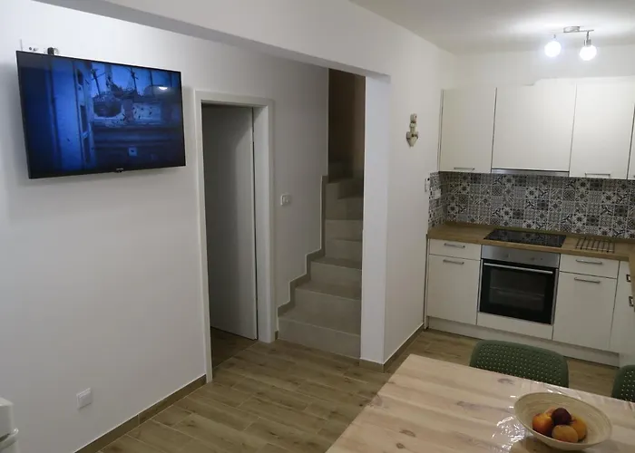 Old Fisherman's House W 3bd, Balcony And Terrace By The Sea * Oskorusno